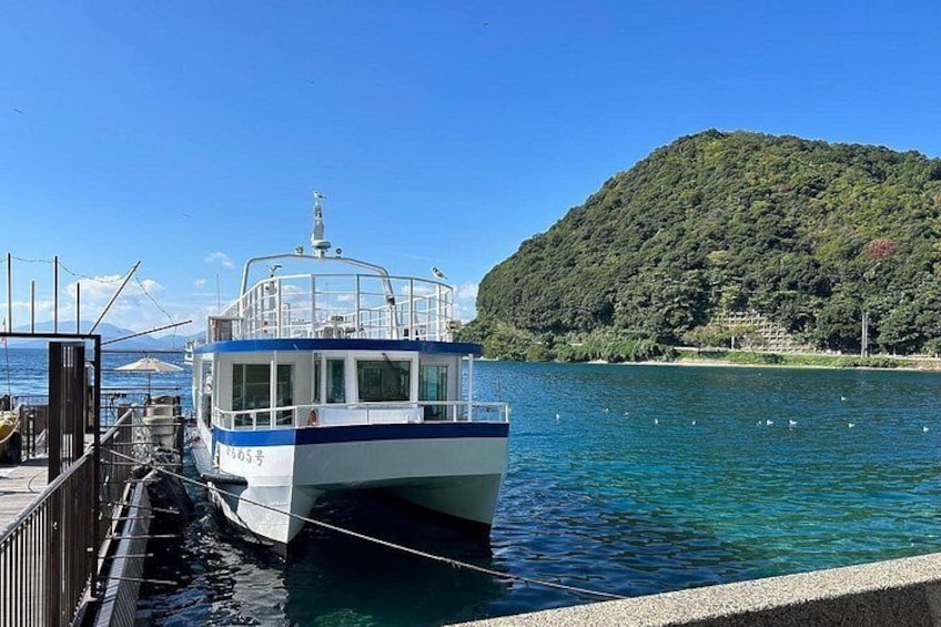 Un bateau était amarré à un quai, avec un paysage montagneux en arrière-plan. 5