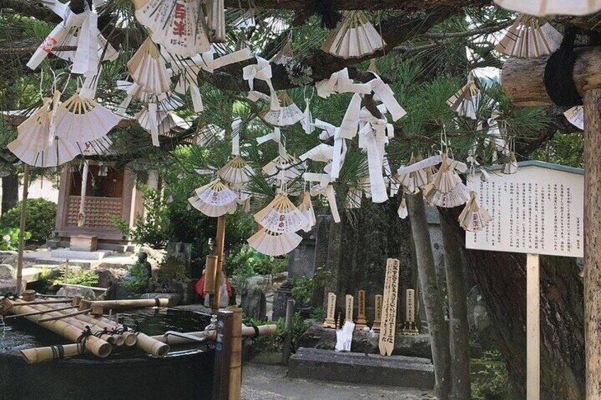 Un jardin japonais traditionnel agrémenté de lanternes suspendues, d’une structure en bois et d’un bassin. 2