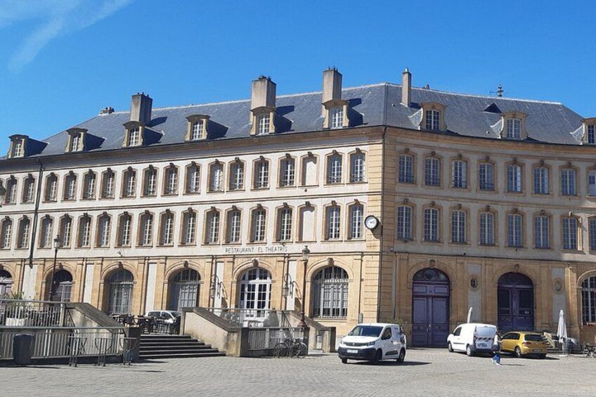 Ein historisches Gebäude mit zahlreichen Fenstern und einem zentralen Eingang. 2