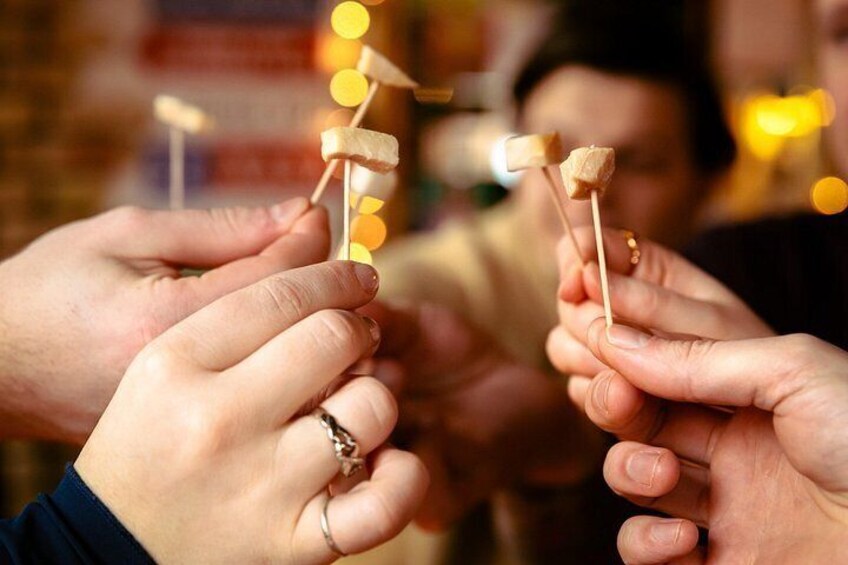 Hands holding skewers with marshmallows. 5