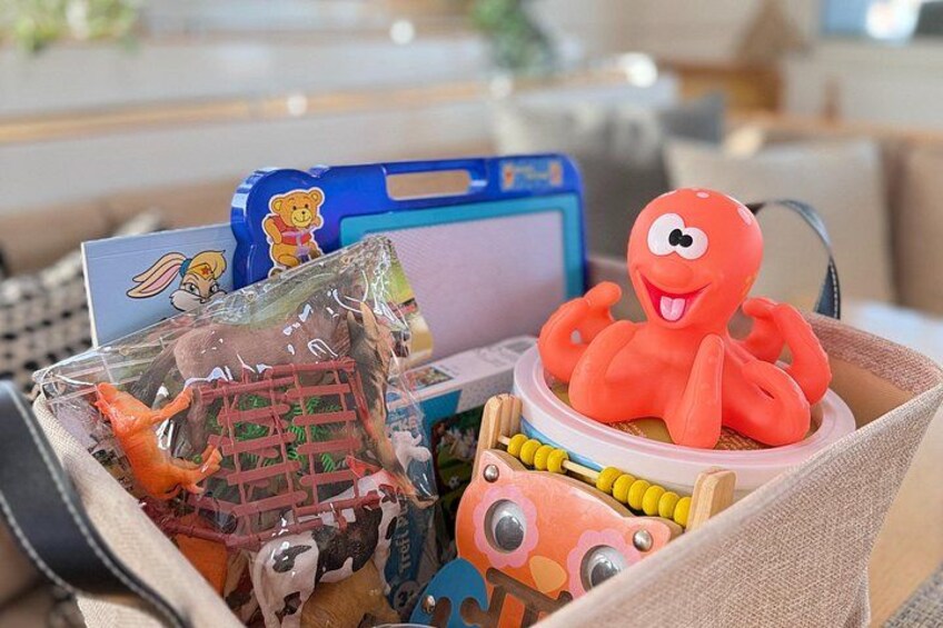 Un panier rempli de jouets, notamment un poulpe rouge, une voiture jouet et un animal en peluche. 2