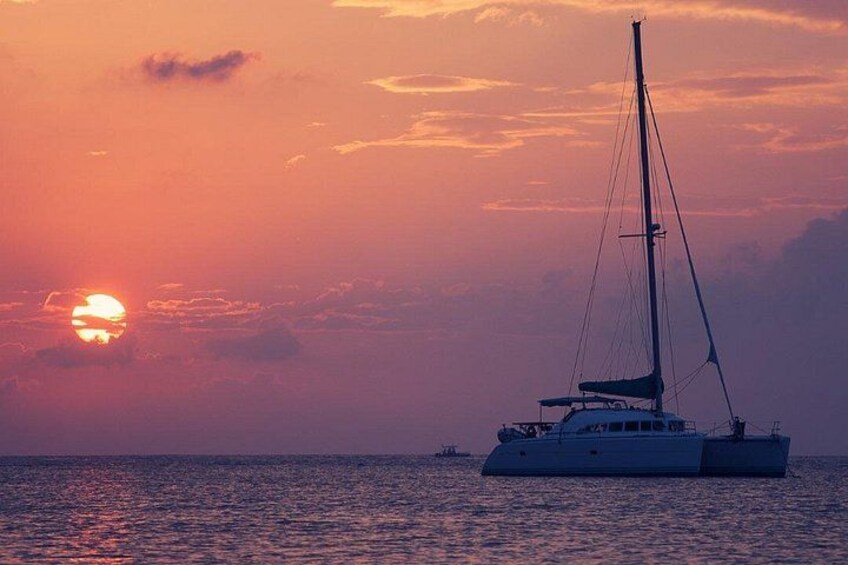 Un voilier sur des eaux calmes, au coucher du soleil. 3