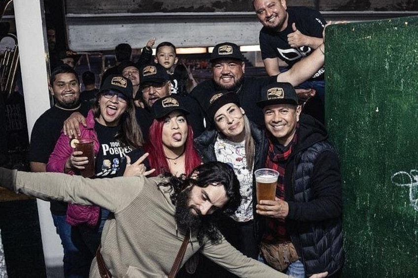 Un grupo de personas en un evento interior, algunas sosteniendo bebidas. 5