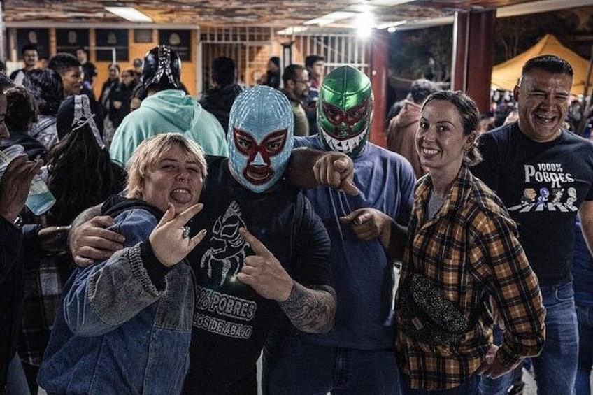 Eine Gruppe von Menschen bei einer Veranstaltung, einige tragen Masken. 4