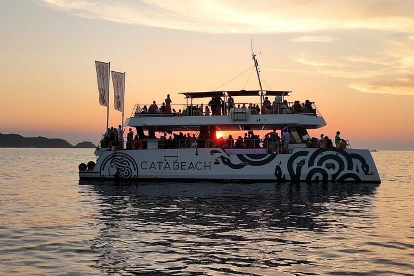 Catamaran Cruise - Bloodthirsty Islands Sunset 3
