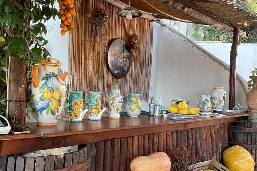 Una estantería de madera con objetos de cerámica y limones. 3