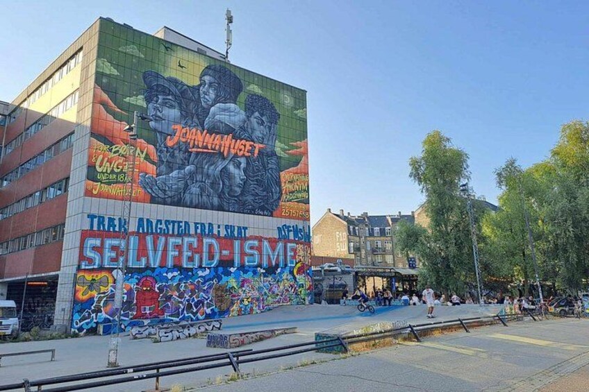 Un mural en un edificio con grafitis y texto. 4