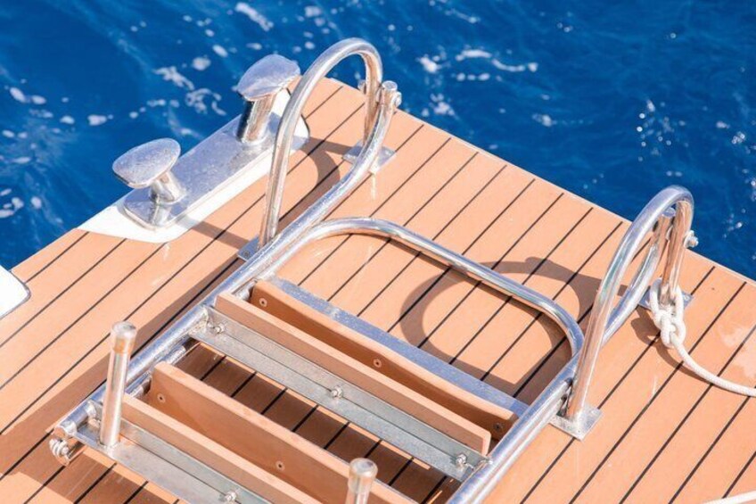 Un pontile in legno con ringhiere in metallo e una scala. 5