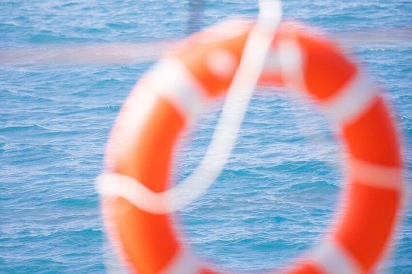 Una boa sfocata su una distesa d'acqua. 4