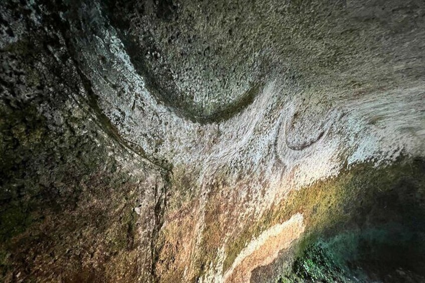 Interno di una grotta con stalattiti e stalagmiti. 1