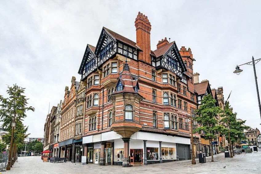 Un edificio histórico con arquitectura intrincada, una calle adoquinada y un cielo despejado. 2