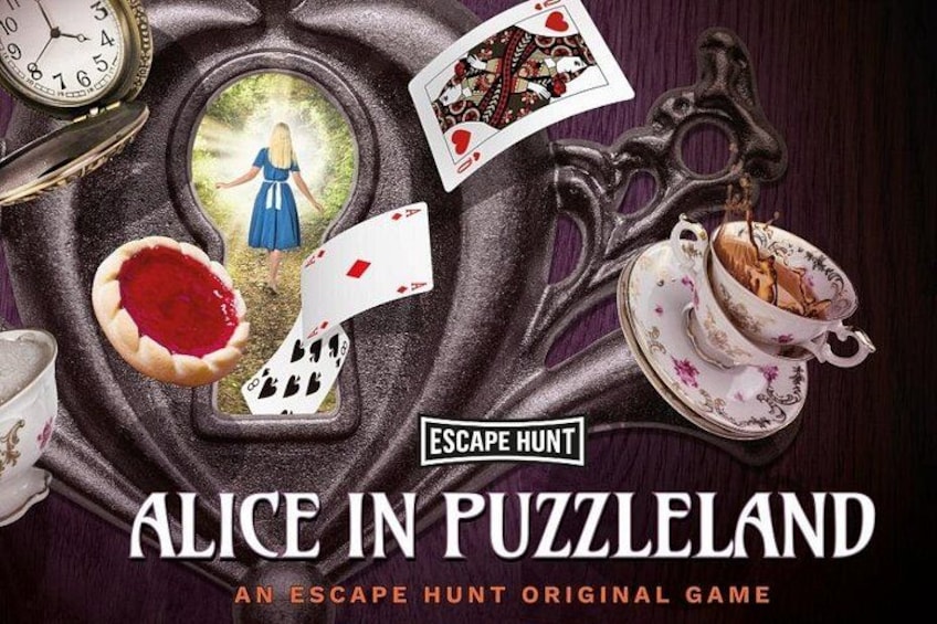 Ein Spielbrett mit dem Titel 'Alice in Puzzleland', das eine Uhr, Spielkarten und eine Teetasse zeigt. 1