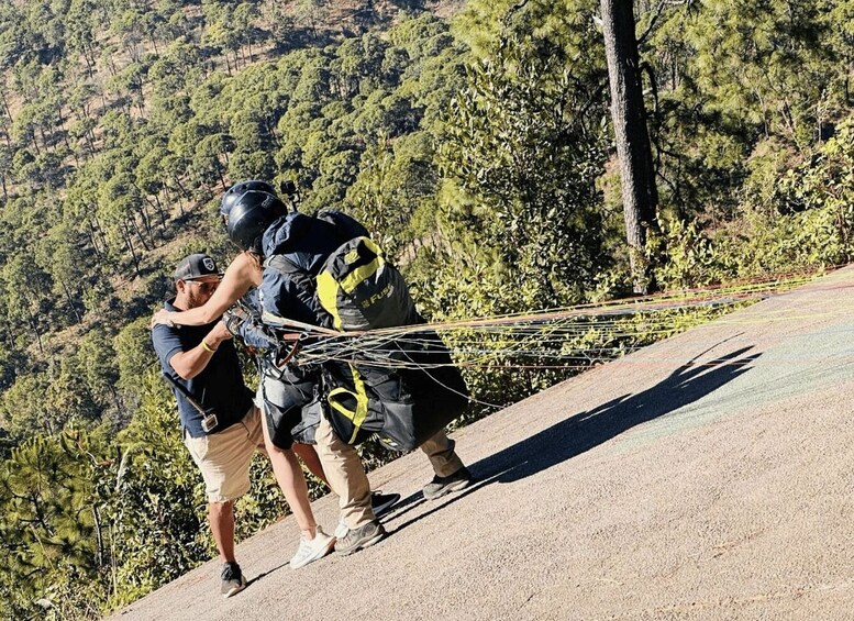 Picture 10 for Activity Valle de Bravo: Fly Paragliding with Instructor and Enjoy the View 2
