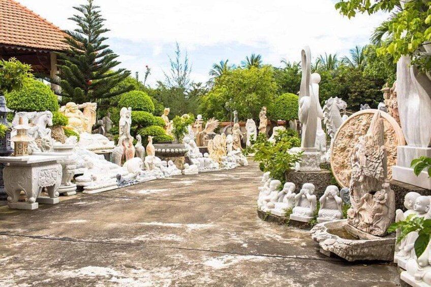Un giardino con numerose statue e sculture. 2