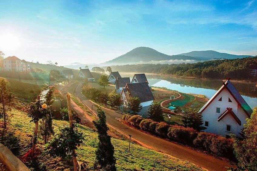 Ländliche Landschaft mit Häusern, einer gewundenen Straße und einem See. 5