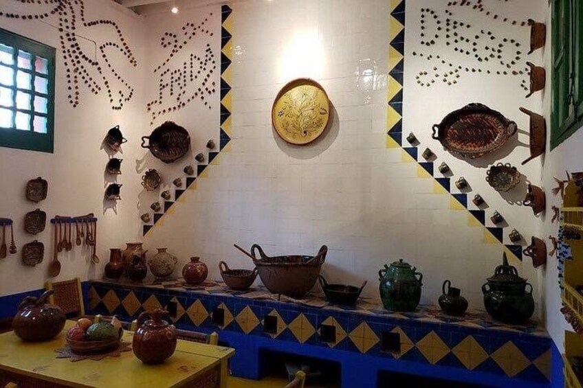 Una cocina con azulejos decorativos, cerámica y utensilios. 5
