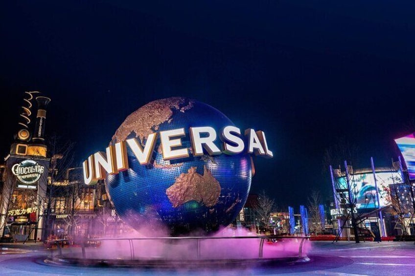Entering the resort, the first thing that catches the eye is Universal CityWalk 1