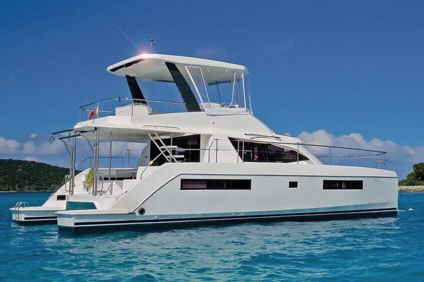 Un yacht blanc, doté d’une cabine et d’un pont couvert, voguant sur des eaux bleues et calmes. 4