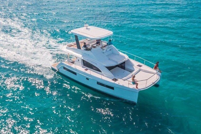 A white yacht on turquoise water. 2