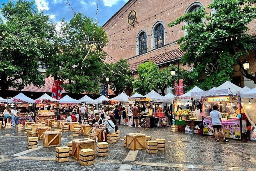 Een openluchtmarkt met houten kisten en tenten. 5