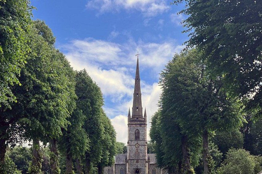 Une église dotée d’un clocher élevé, entourée d’arbres. 5
