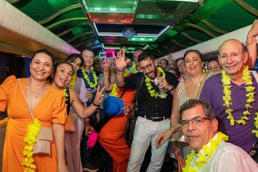 En grupp människor på en fest, med en discokula och grönt ljus. 2