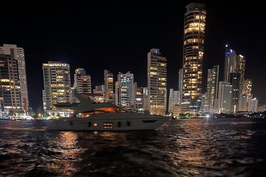 Un yate en el agua, con el horizonte de una ciudad al fondo. 2