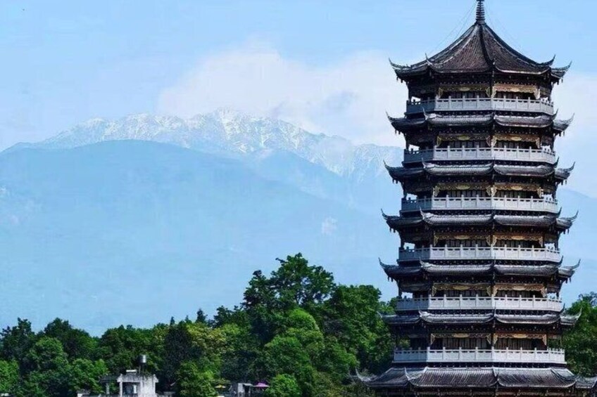 Una pagoda tradicional de varios niveles con un telón de fondo montañoso. 3