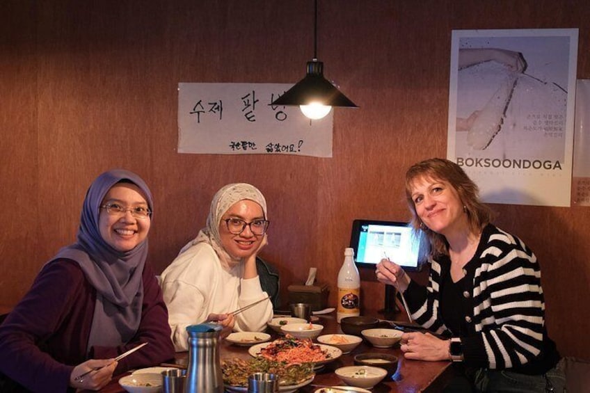 Enjoy various type of korean food with friends and local people 4