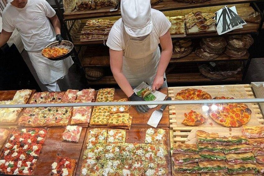 Una presentación de comida con varias pizzas y sándwiches. 2