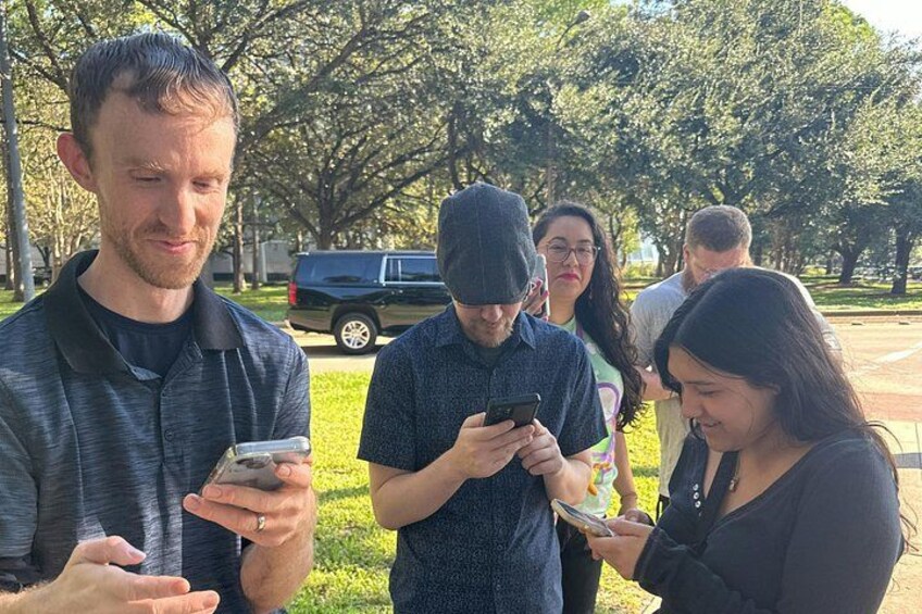 Persone all'aperto, alcune che utilizzano smartphone. 1