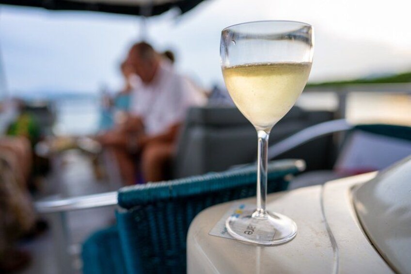 Een glas witte wijn op een boot. 5