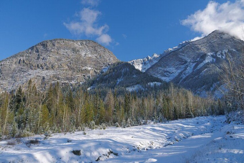Une chaîne de montagnes enneigée sous un ciel bleu dégagé. 2