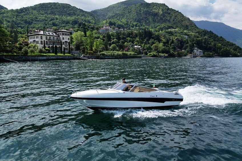 Ein Schnellboot auf einem See vor einer Bergkulisse. 3