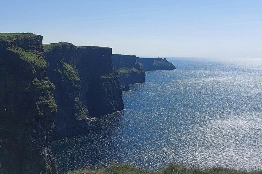 Een klif aan de kust met een helder uitzicht op de oceaan. 1