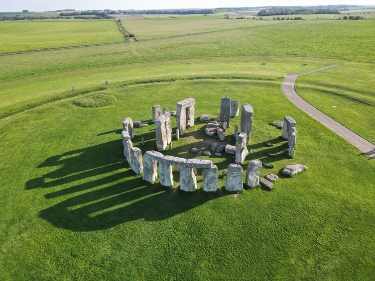 Stonehenge muodostaa pyöreän kokonaisuuden, jonka ympärillä on vihreitä peltoja. 1