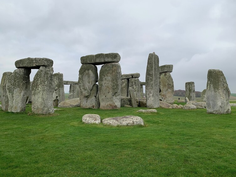 Stonehenge kohoaa vehreällä niityllä. 4