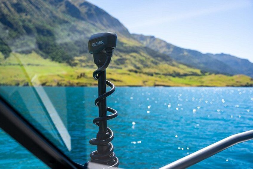 Un dispositivo Garmin en un barco con un paisaje montañoso al fondo. 3