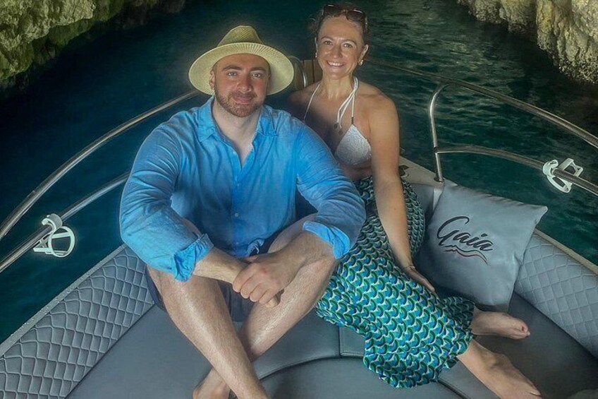Una pareja en un bote, con una cueva al fondo. 1