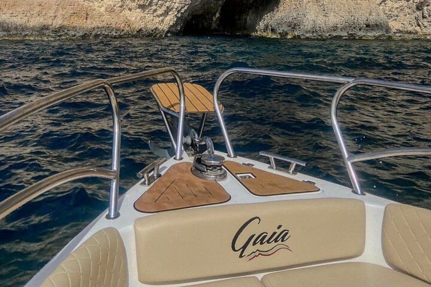 Un bote con el logo 'Gaia', barandillas de metal y un asiento de madera. 4
