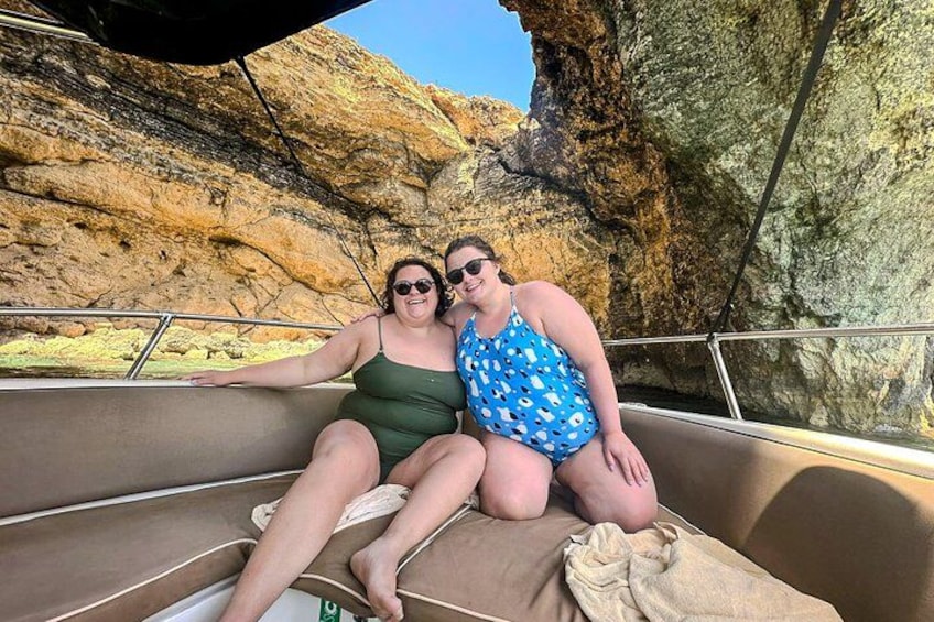 Dos personas en un bote en un cañón rocoso. 5