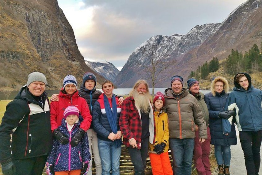 Un gruppo di persone in zona montana, con un lago sullo sfondo. 3
