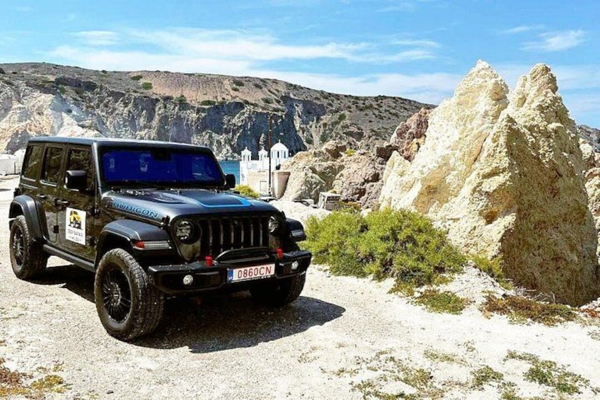 Ein schwarzer SUV in einer felsigen, gebirgigen Landschaft. 1