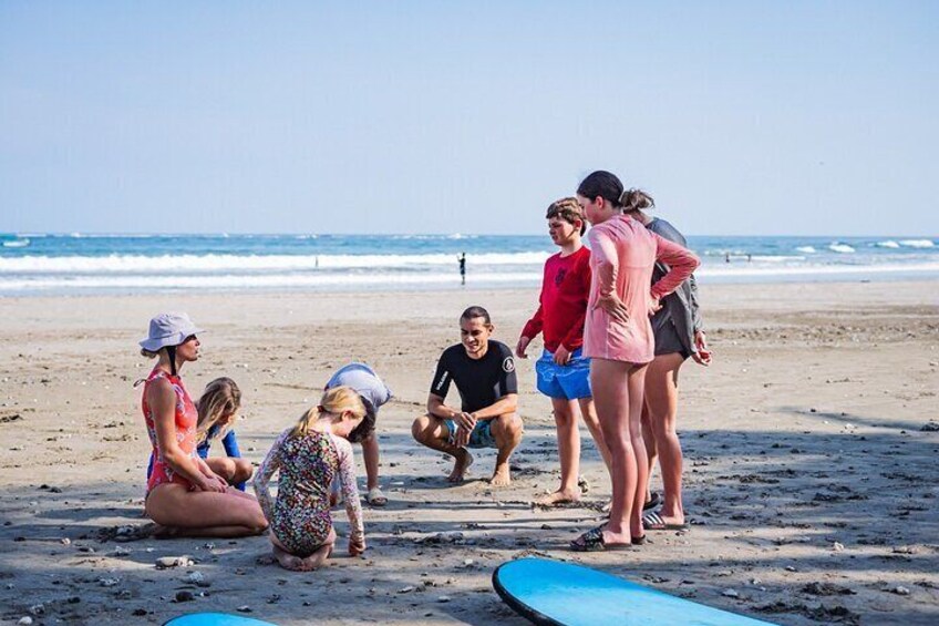 Un groupe de personnes sur une plage, avec des planches de surf. 2
