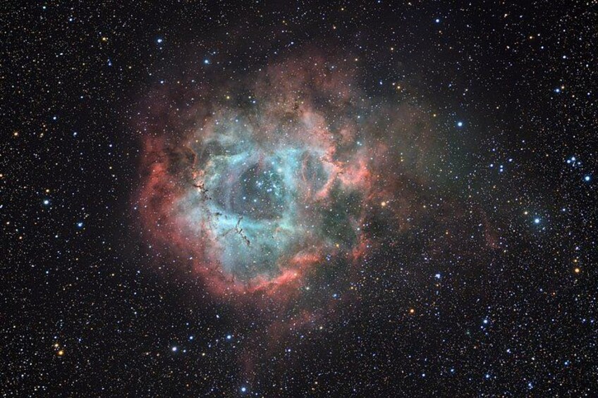 En tågeagtig nebula med et lyst midterområde og omgivende skyer. 3