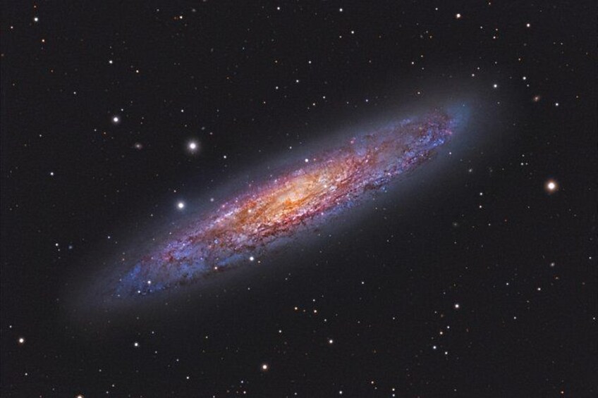 Une galaxie dotée d’un noyau brillant et de bras spiraux. 3