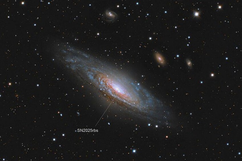 Une galaxie spirale dotée d’un noyau brillant et de bras en spirale qui l’entourent, le tout étant entouré d’innombrables étoiles et d’autres galaxies. 5