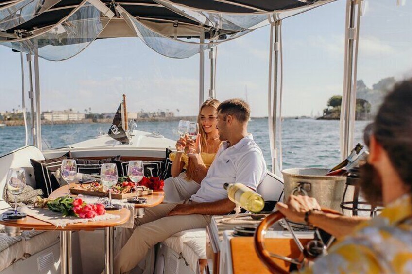 Un bateau où des personnes dînent et savourent des boissons. 4