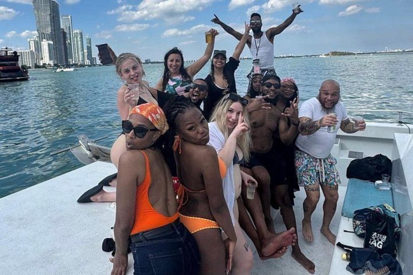 Un gruppo di persone su una barca con uno skyline cittadino sullo sfondo. 3