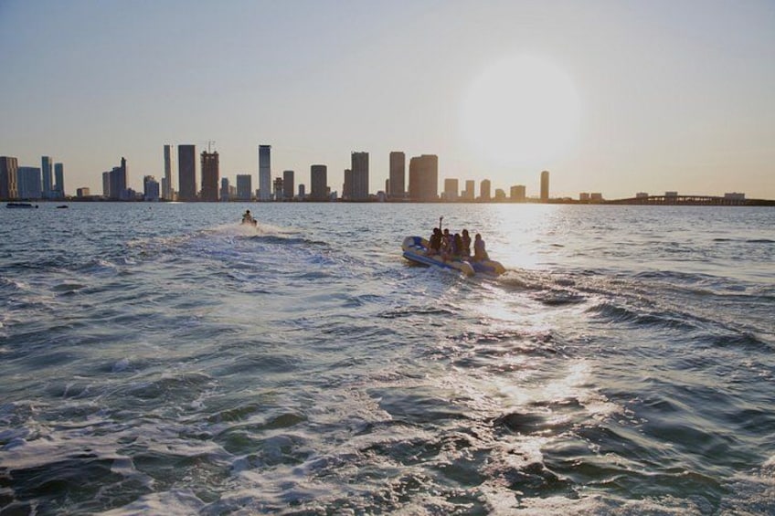 Uno specchio d'acqua con sullo sfondo lo skyline di una città. 4